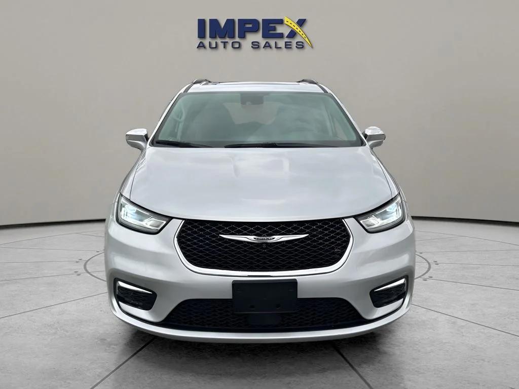 Used 2022 Silver Chrysler Limited image 8