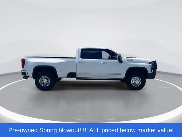 Used 2025 White Chevrolet High Country image 9