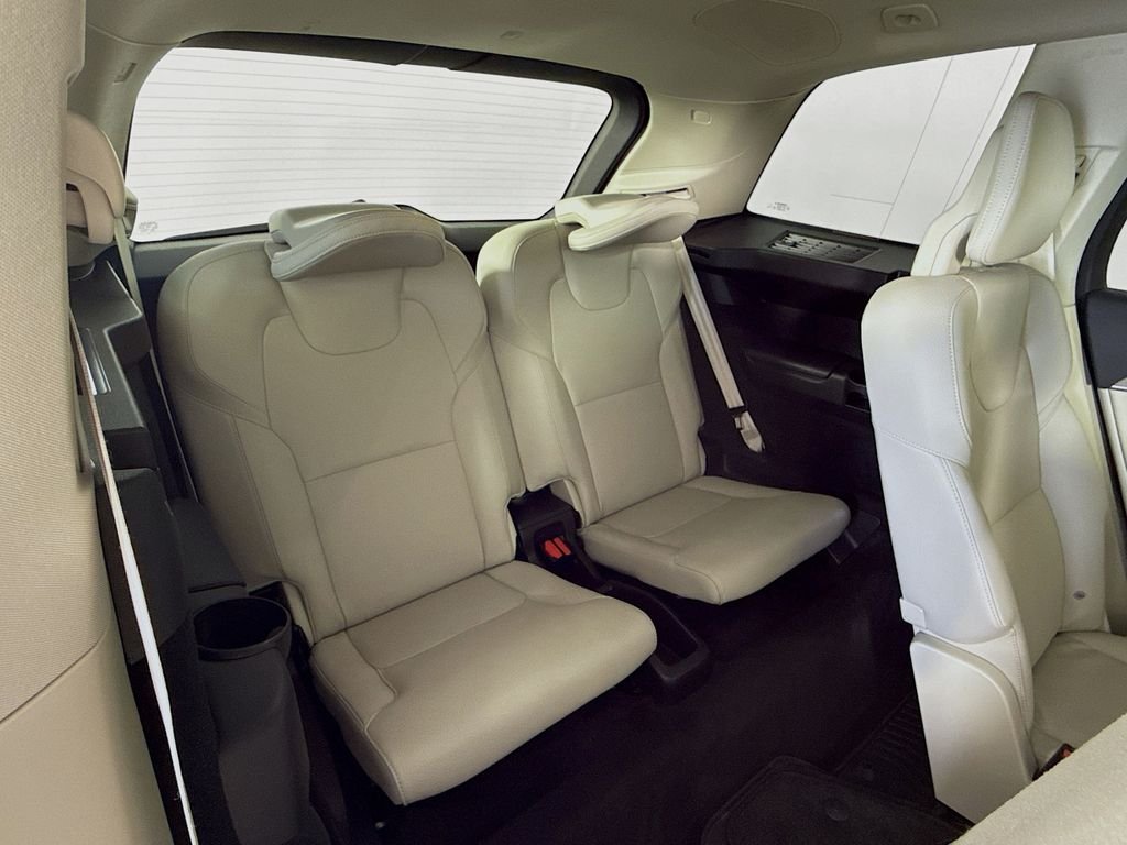 Used 2023 Black Volvo B6 Plus 6-Seater image 29