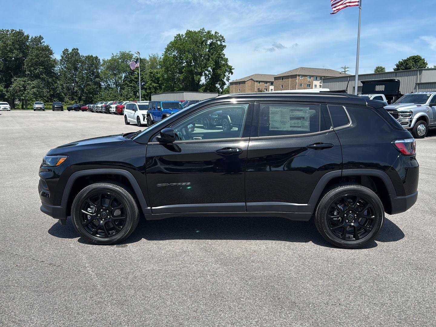 New 2026 Diamond Black Crystal Pearl-Coat Exterior Paint Jeep Latitude Altitude image 7