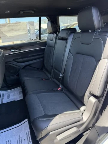 New 2026 Bright White Clear-Coat Exterior Paint Jeep Laredo Altitude image 15