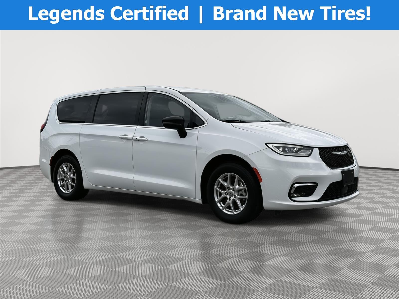 2024 Chrysler Pacifica Touring L's photo