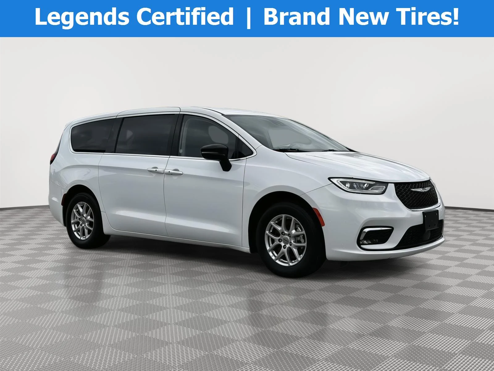 2024 Chrysler Pacifica Touring L's photo