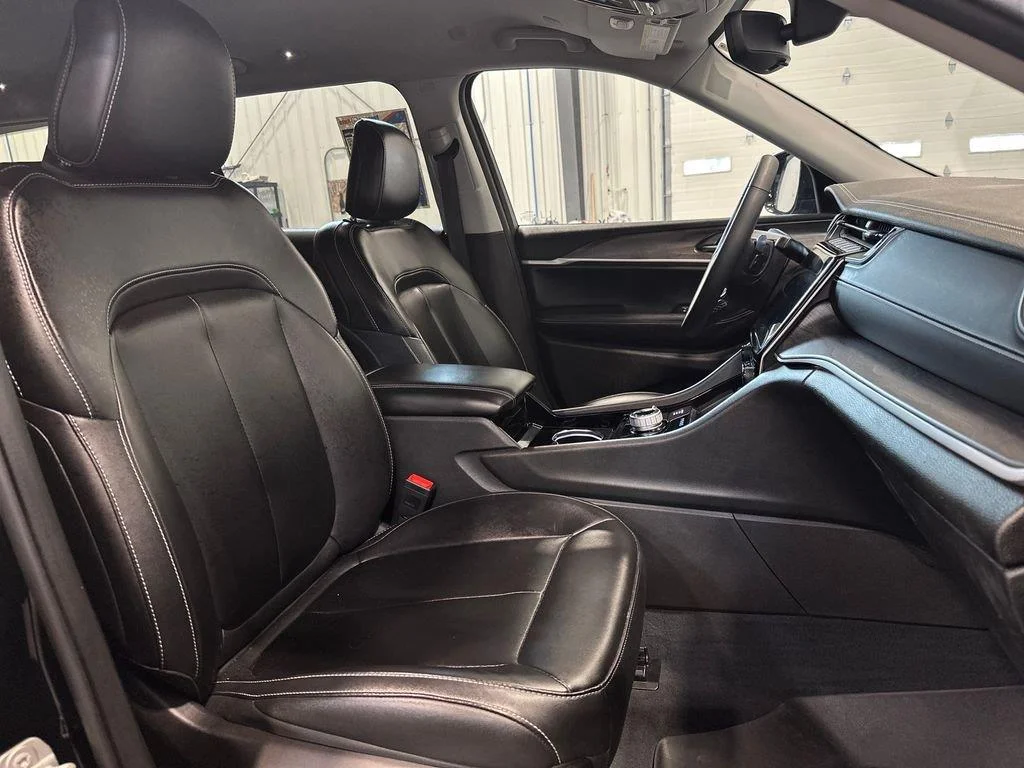 Used 2023 Diamond Black Crystal Pearlcoat Jeep Limited image 34