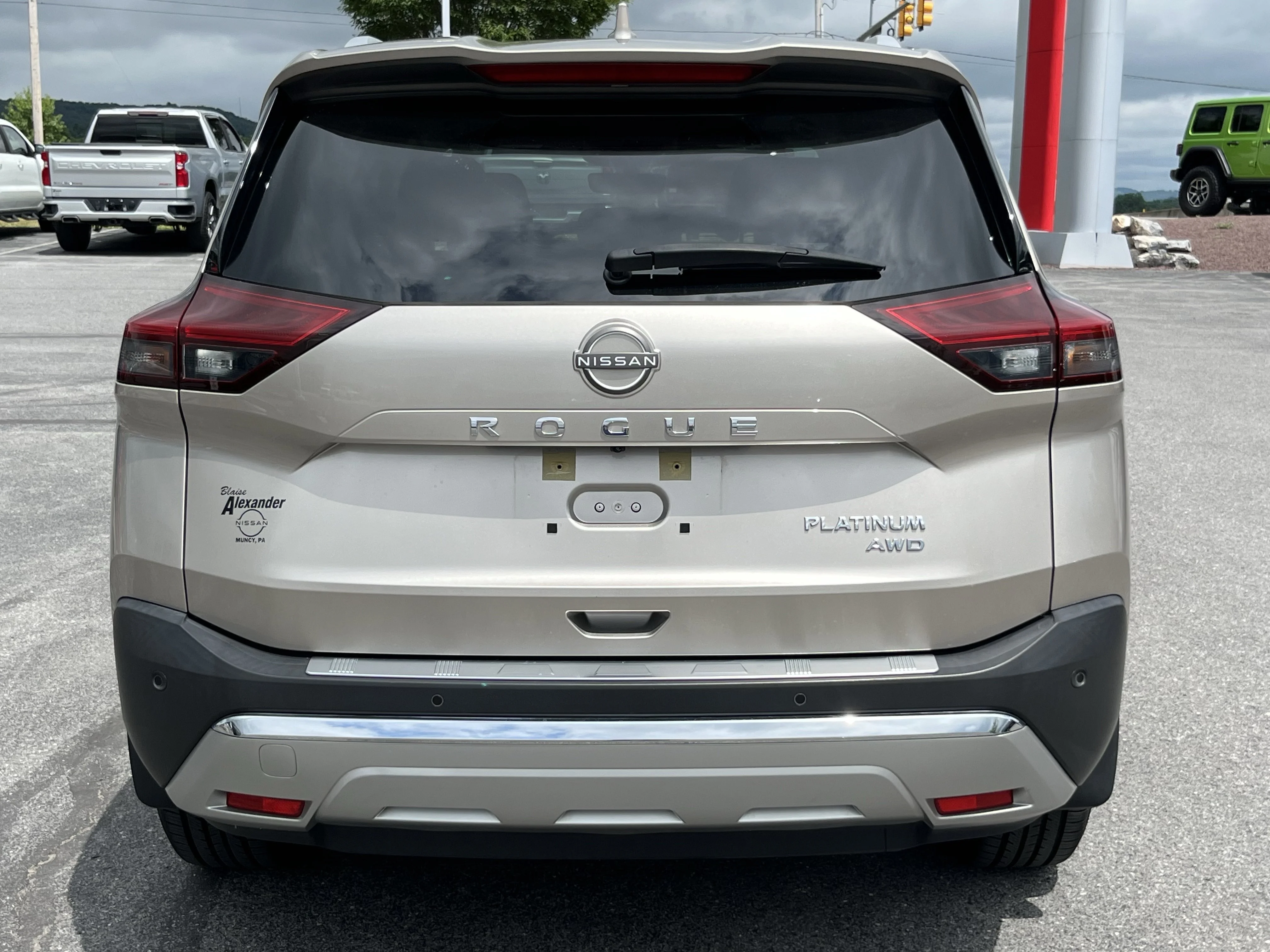 Used 2023 Champagne Silver Metallic Nissan Platinum image 6