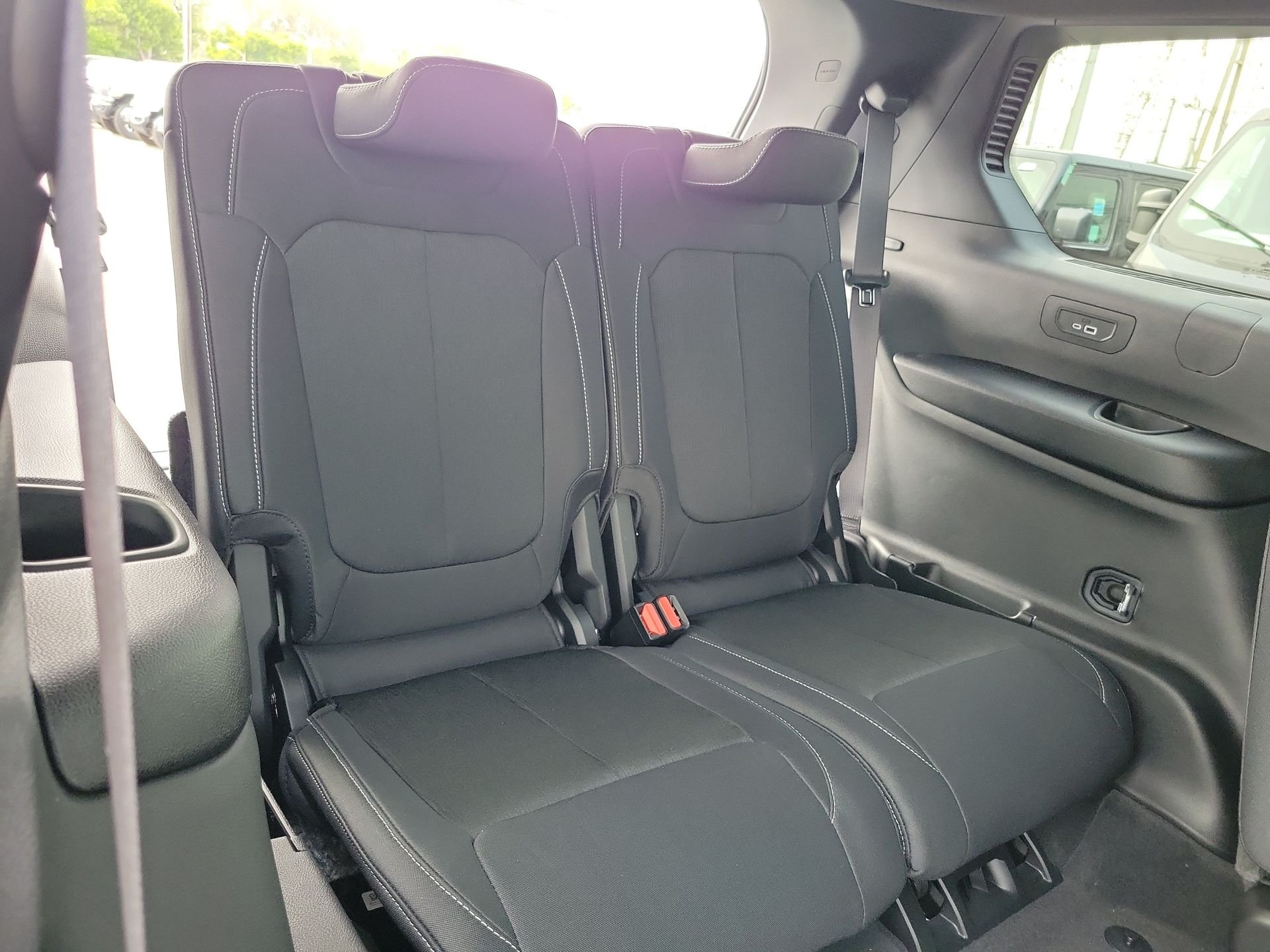 New 2026 Bright White Clear-Coat Exterior Paint Jeep Laredo image 18