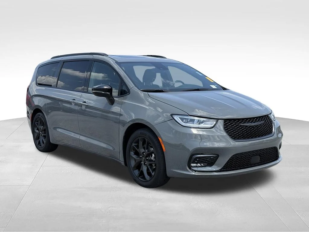 Used 2025 White Chrysler Limited image 26