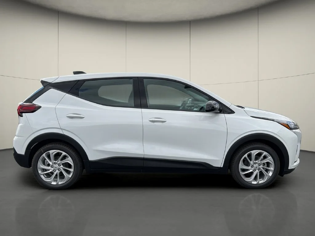 New 2027 Summit White Chevrolet LT image 8