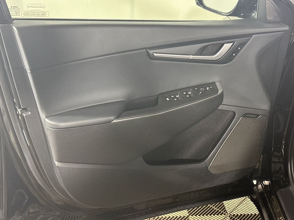 Used 2024 Aurora Black Kia Wind image 10