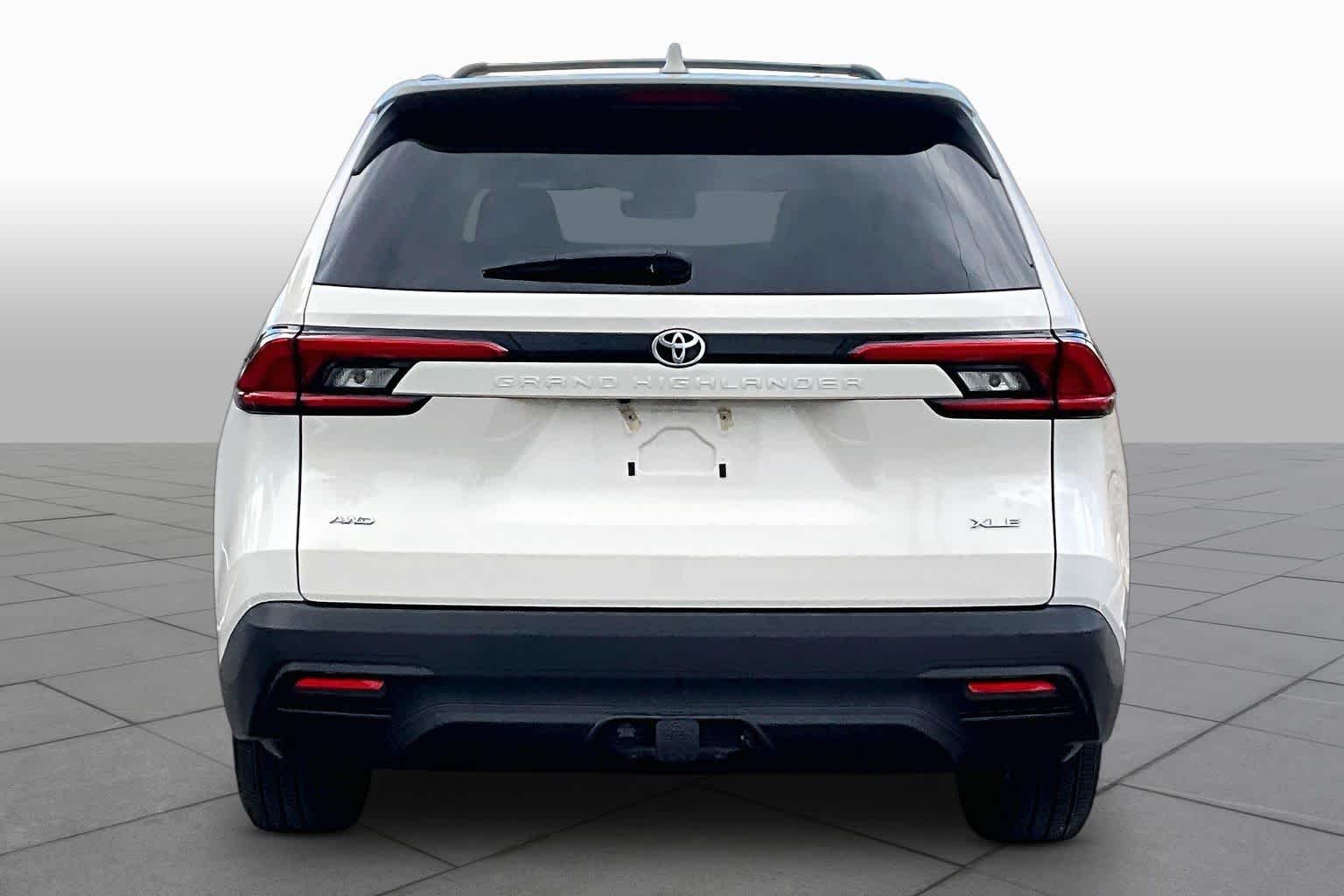 Used 2024 Coastal Cream Toyota XLE image 5