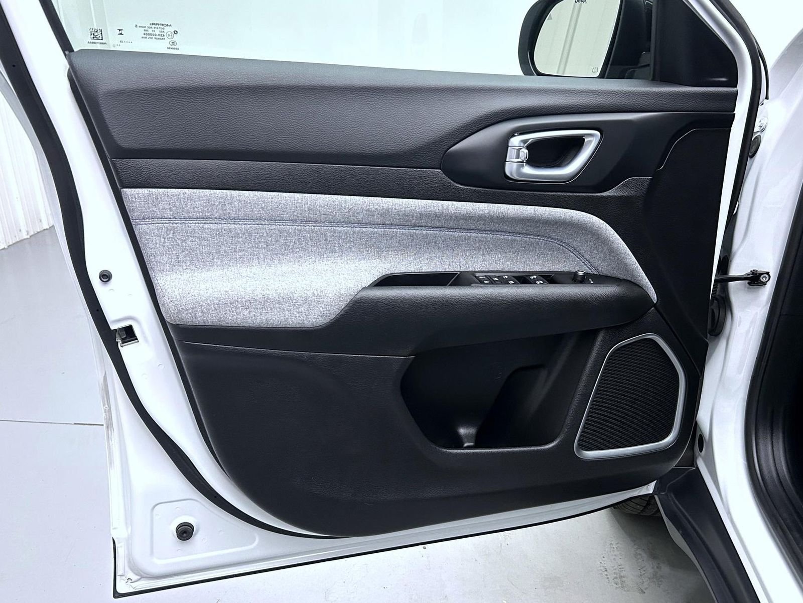 Used 2023 White Jeep Latitude image 9