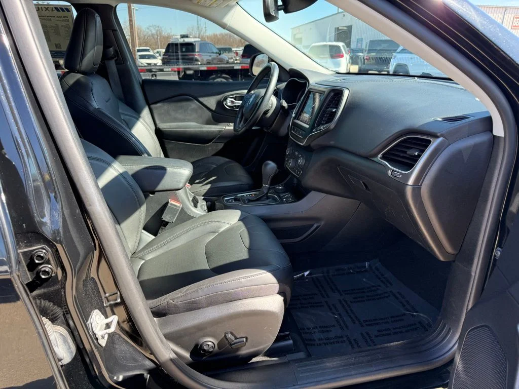 Used 2021 Black Jeep Latitude Lux image 29