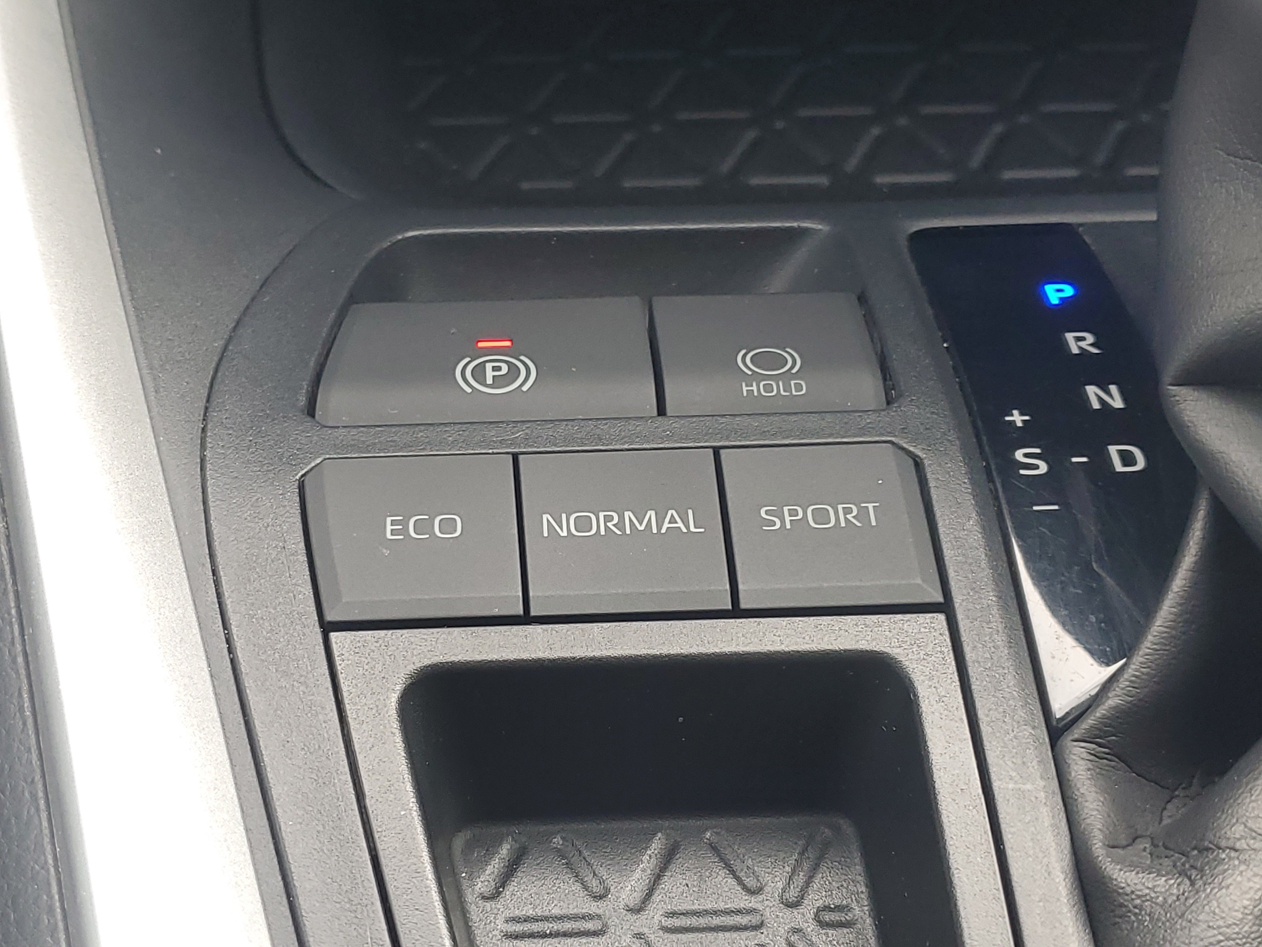 Used 2019 Pearl Toyota XLE Premium image 32