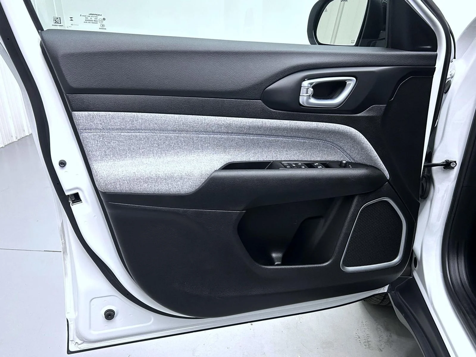 Used 2023 White Jeep Latitude image 9