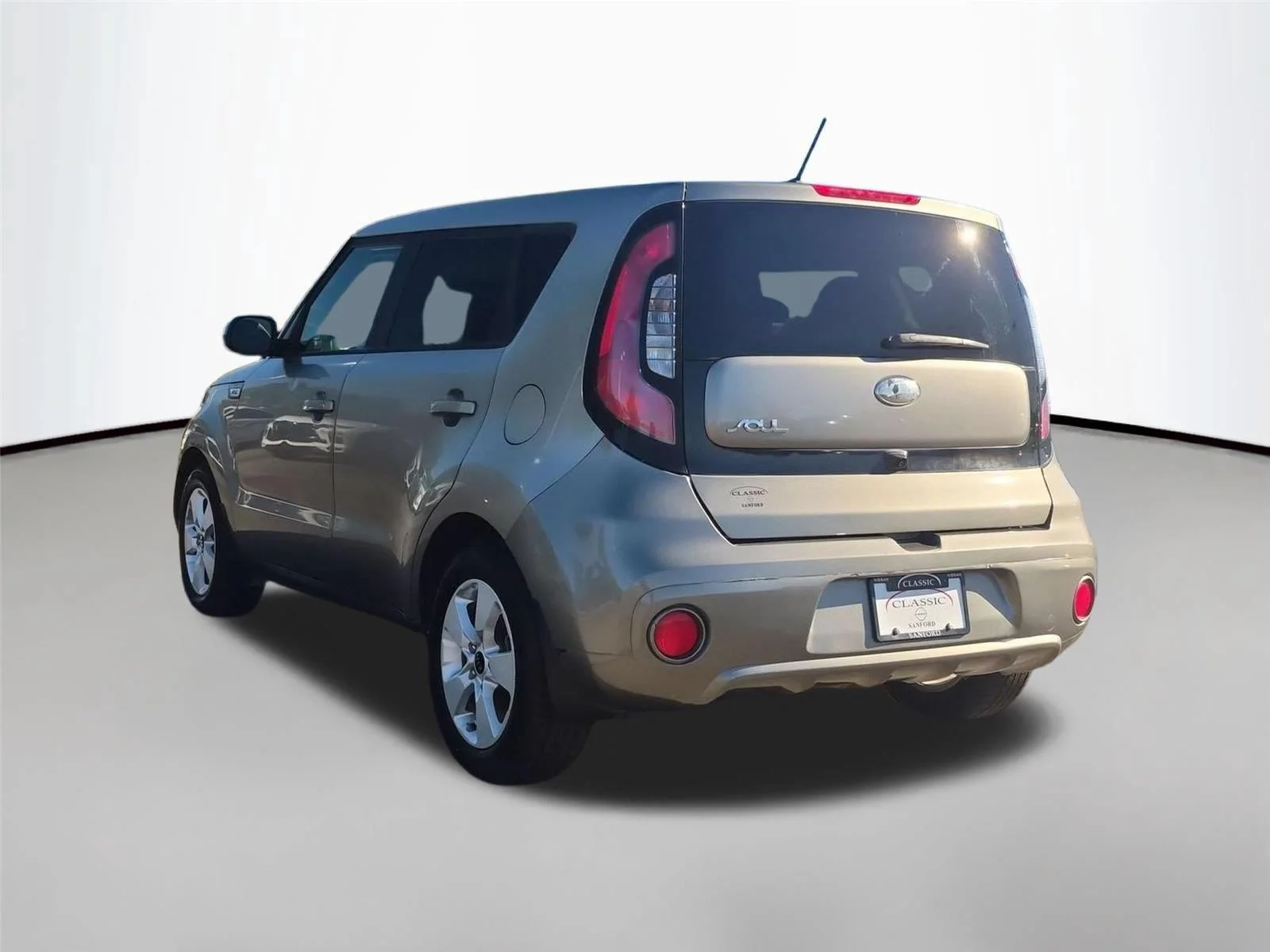 Used 2018 Titanium Gray Kia Base image 3