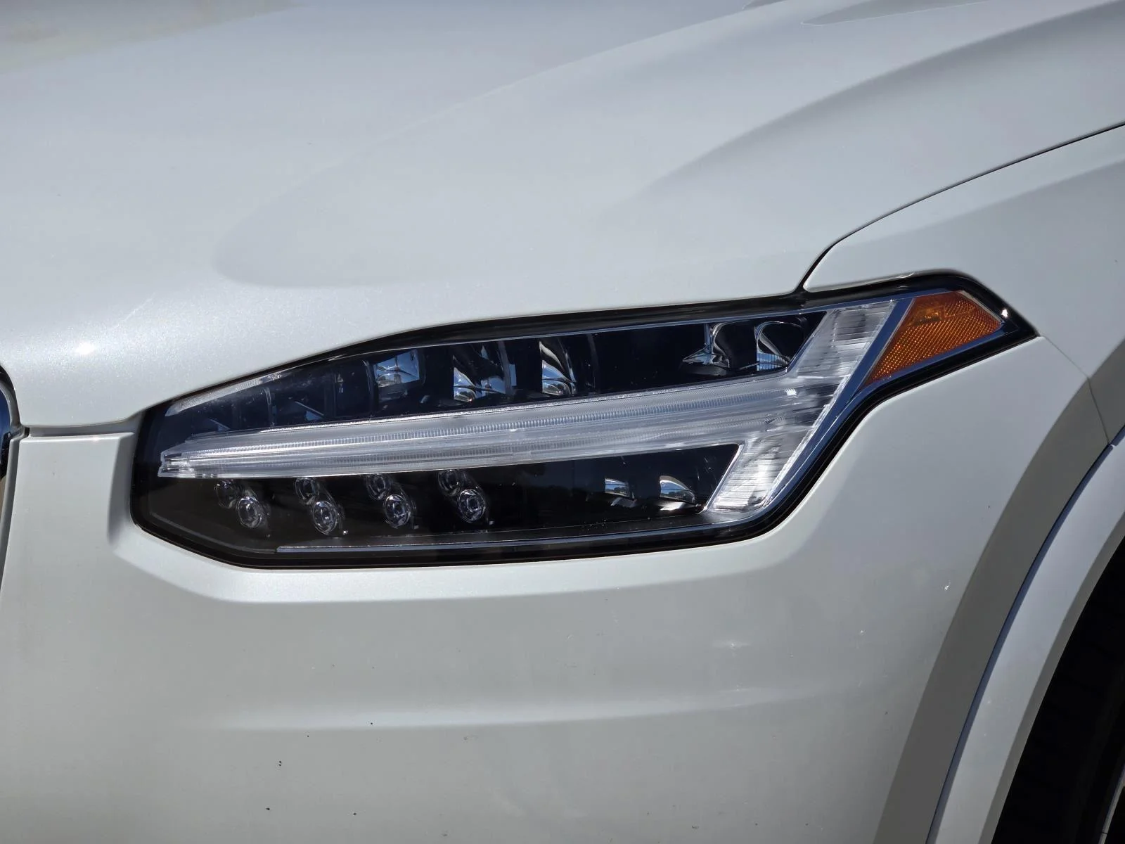 Used 2022 Crystal White Metallic Volvo Momentum image 8