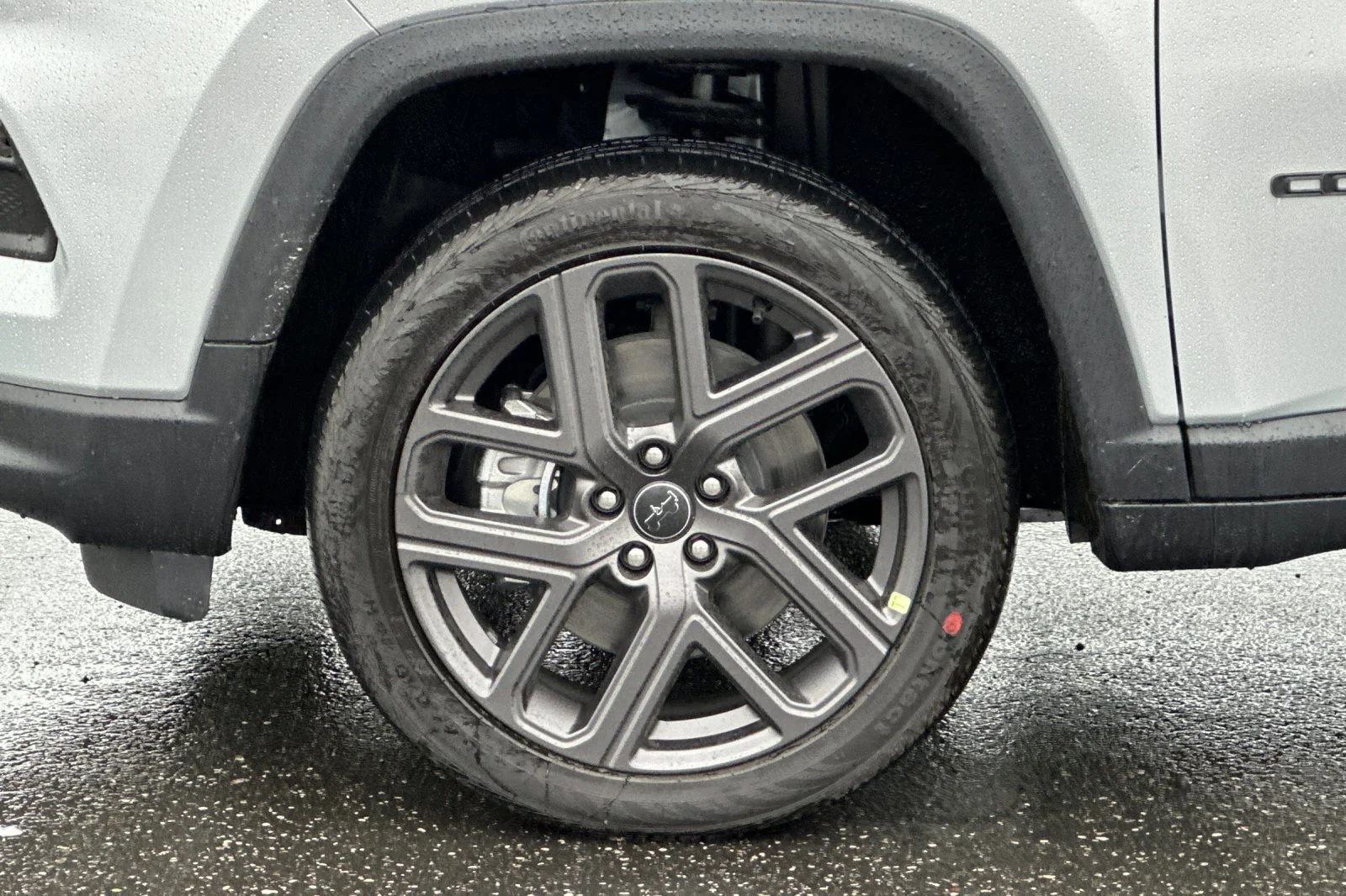 New 2026 Silver Zynith Metallic Clear-Coat Exterior Paint Jeep Latitude Altitude image 25