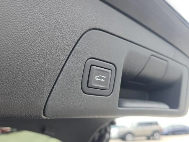 Used 2023 Black Buick Essence image 11