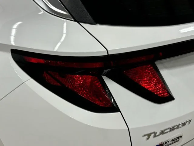Used 2023 White Hyundai SE image 7