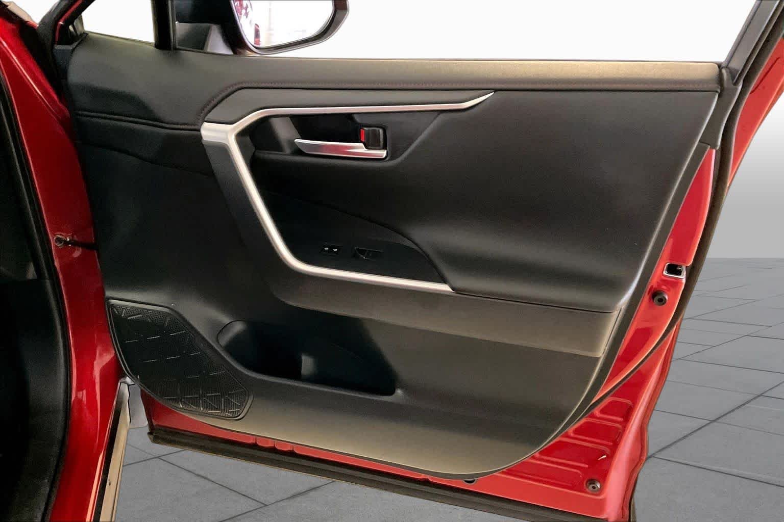 Used 2022 Supersonic Red/Midnight Black Metallic Toyota XSE image 21