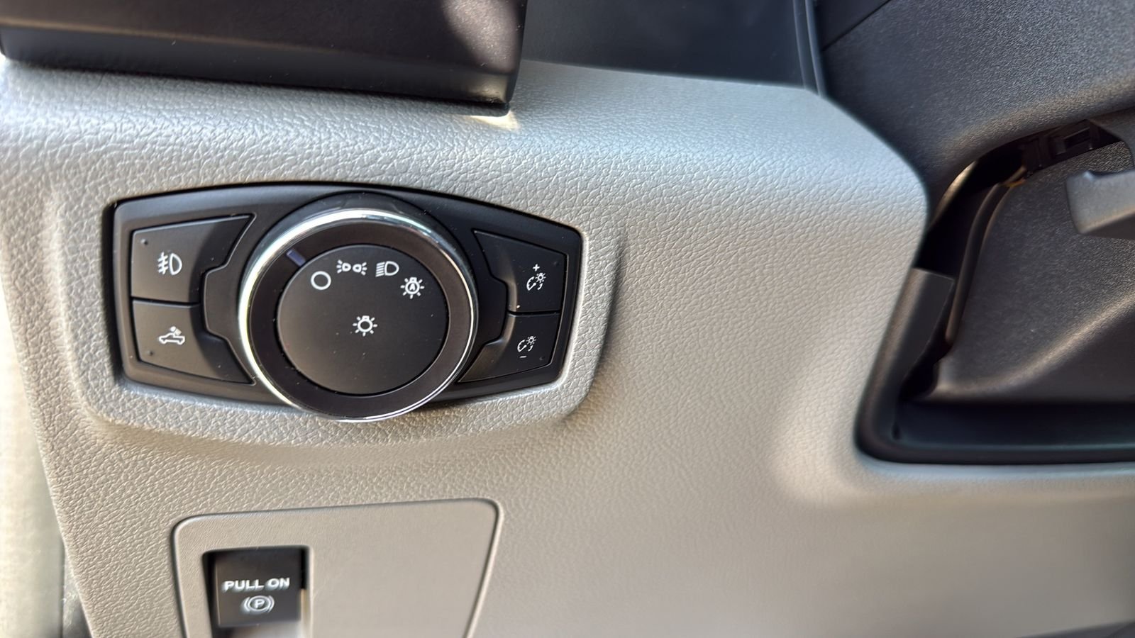 Used 2018 Gray Ford XL image 17