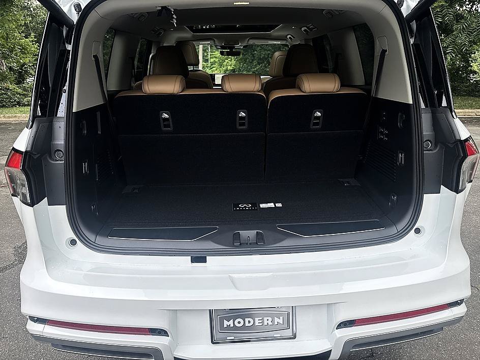 New 2027 Radiant White INFINITI LUXE image 24