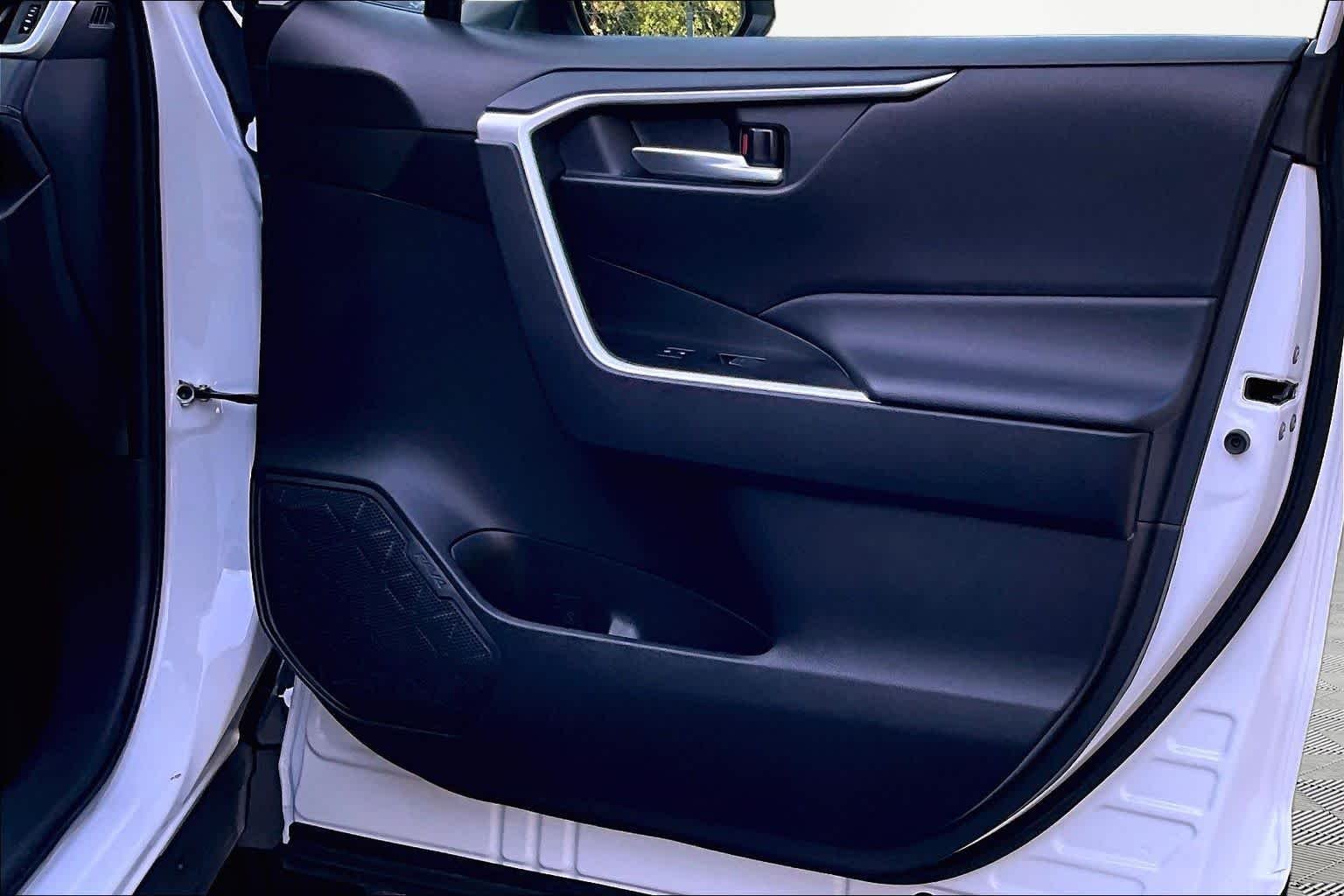 Used 2025 Ice Cap Toyota XLE image 23