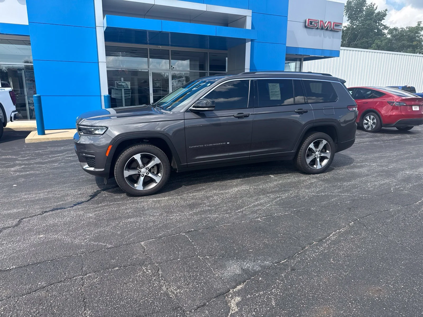 Used 2023 Gray Jeep Limited image 3