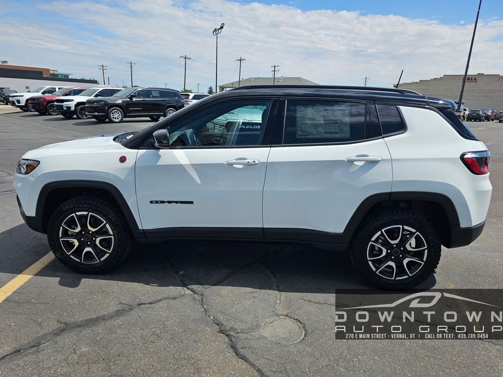 New 2026 Bright White Clear-Coat Exterior Paint Jeep Trailhawk image 6