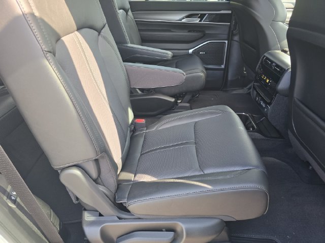 New 2026 Bright White Clear-Coat Exterior Paint Jeep Limited Altitude image 35