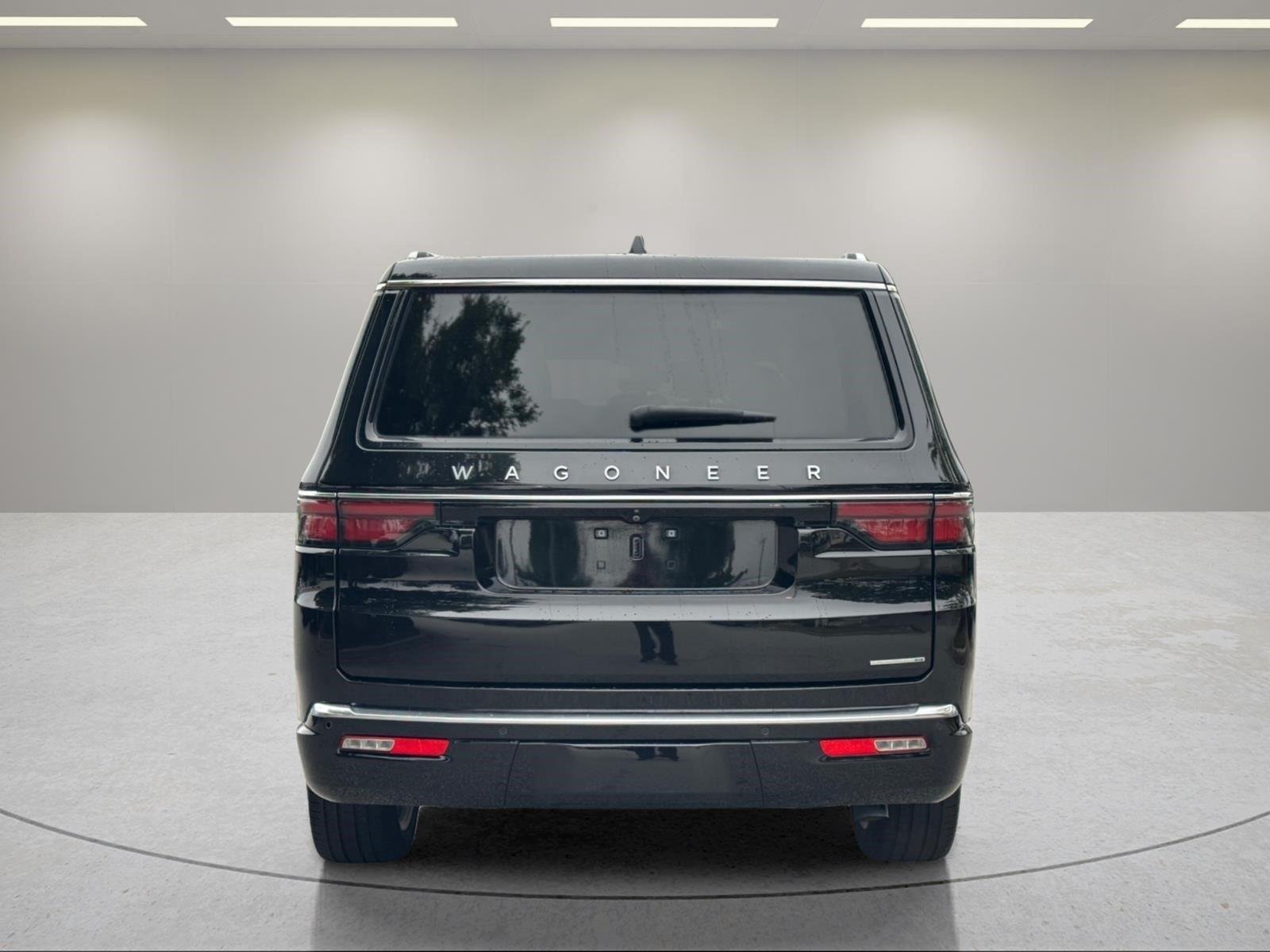 Used 2023 Diamond Black Crystal Pearlcoat Jeep Series III image 4