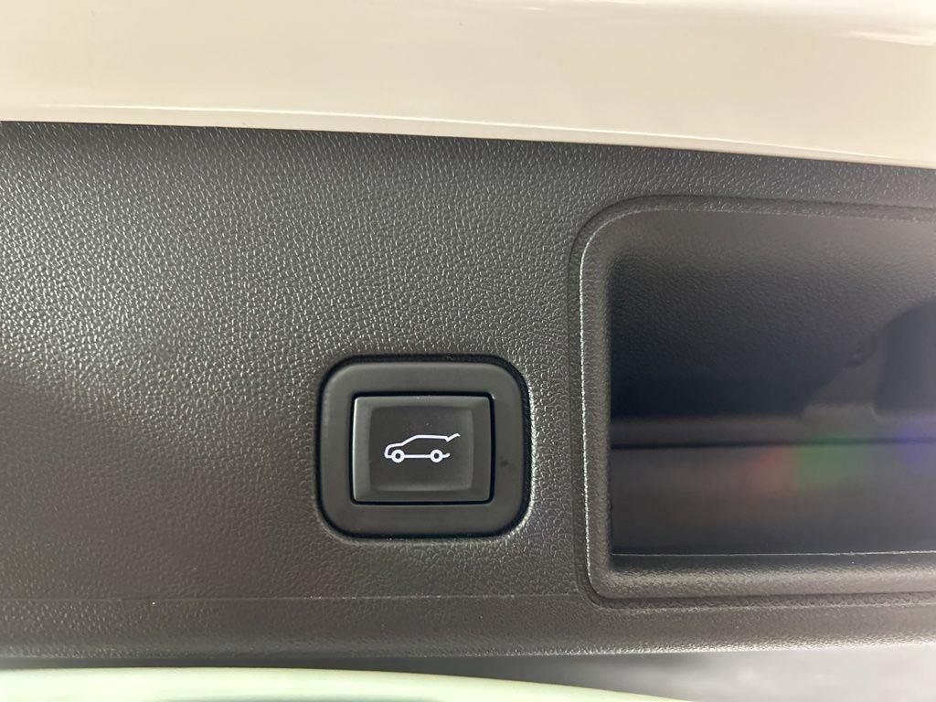 Used 2023 Summit White GMC SLE image 9