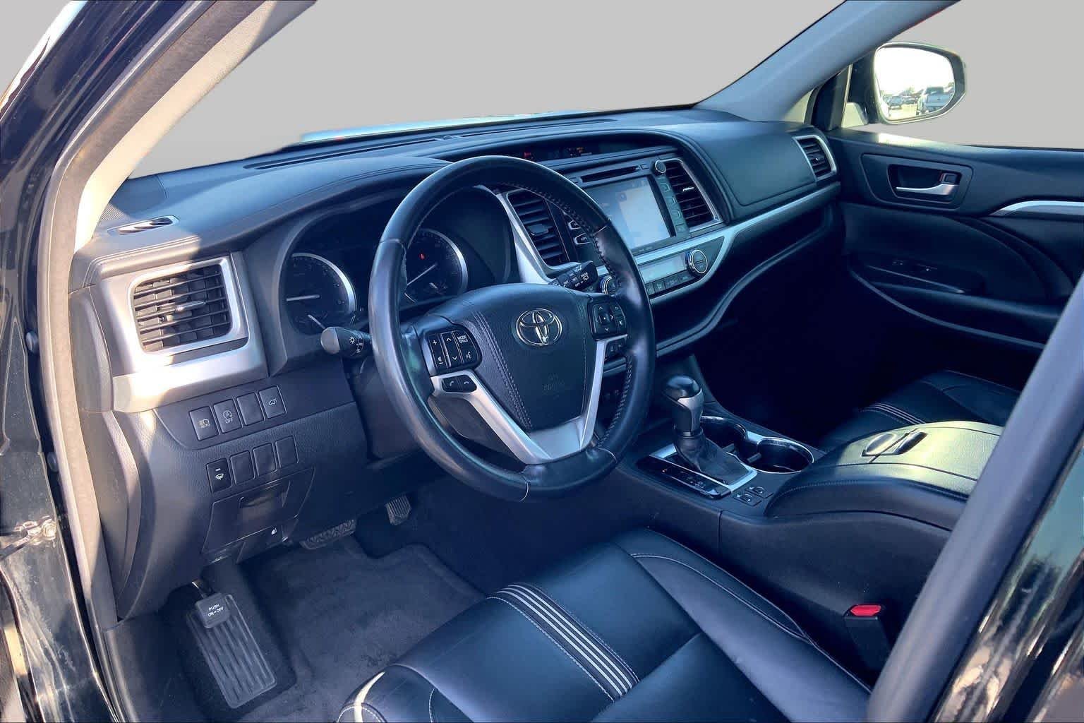 Used 2018 Midnight Black Metallic Toyota XLE image 18