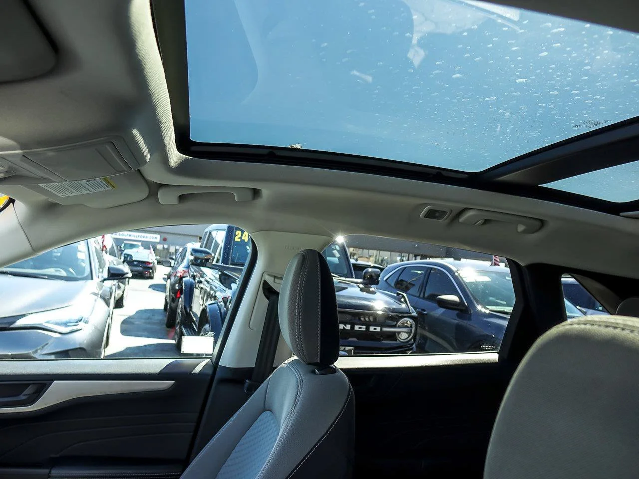 Used 2022 White Metallic Ford SE image 14