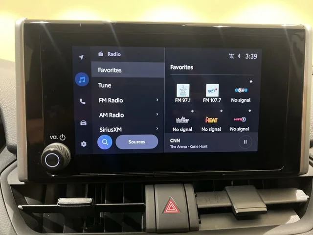 2025 Toyota RAV4 XLE - Photo 12