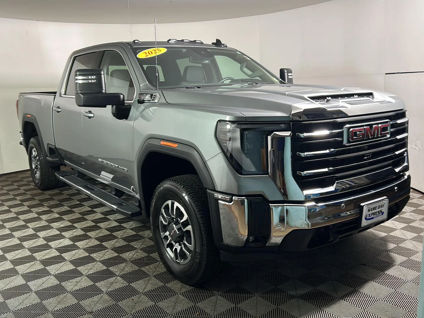 Used 2025 Sterling Metallic GMC SLE image 5