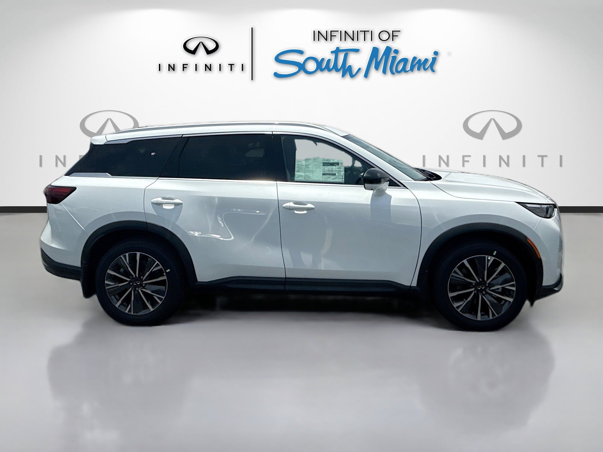 New 2027 RADIANT WHITE INFINITI Luxe FWD image 7