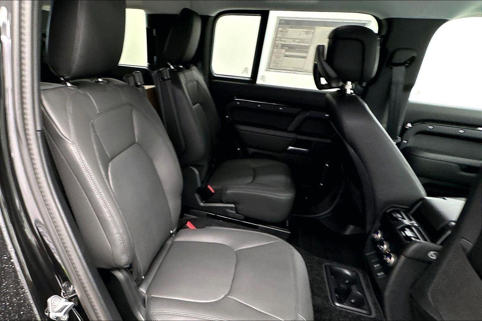New 2026 Santorini Black Metallic Land Rover S image 30