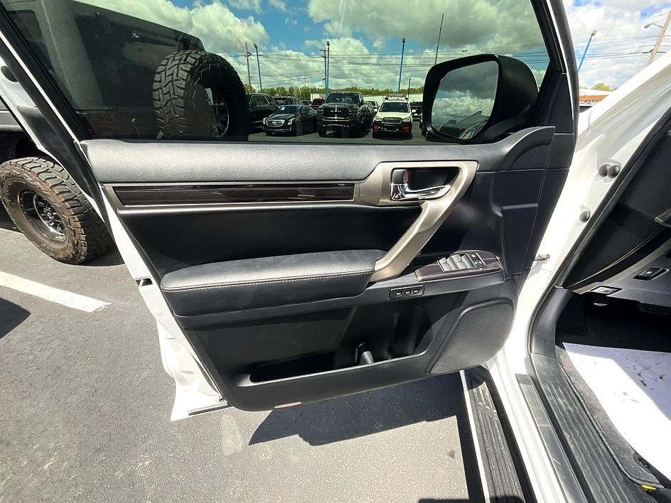 Used 2020 White Lexus 460 image 11