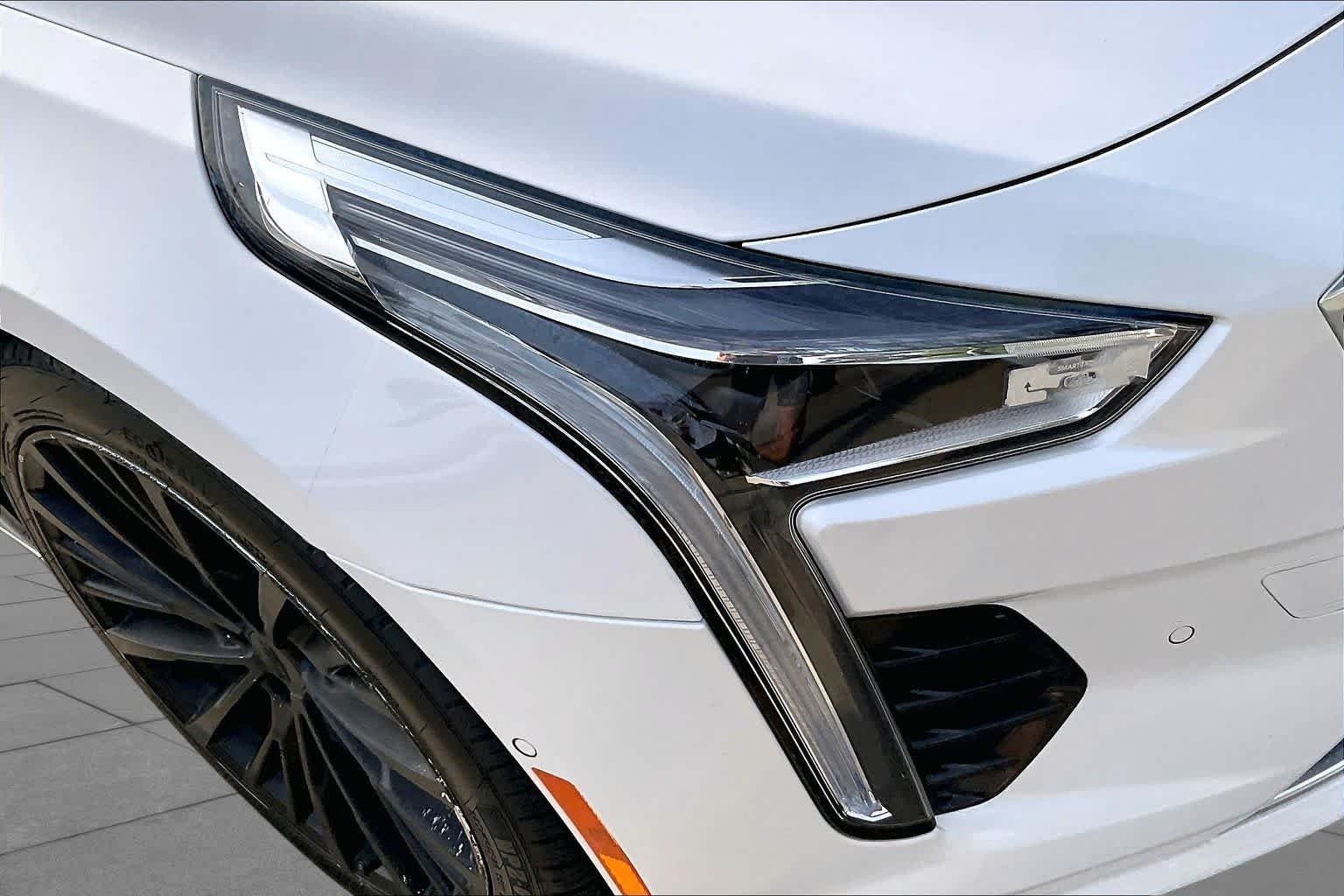 Used 2020 Crystal White Tricoat Cadillac Premium Luxury image 27