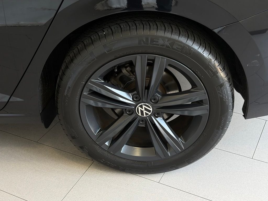 Used 2023 Deep Black Pearl Volkswagen 1.5T SE image 10