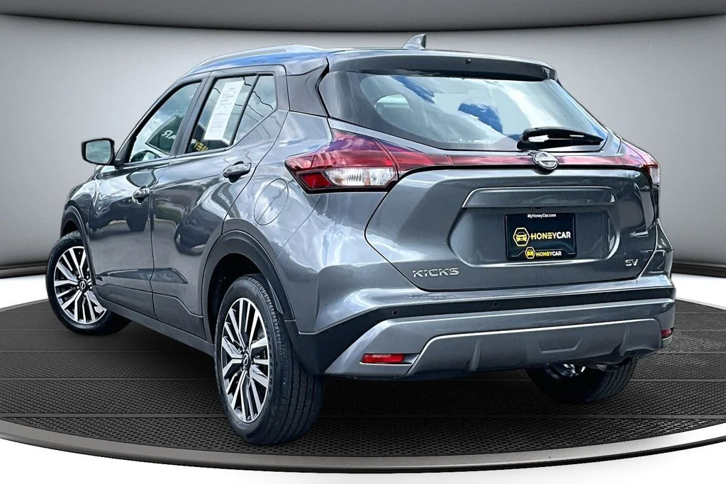 Used 2022 Gray Nissan SV image 4