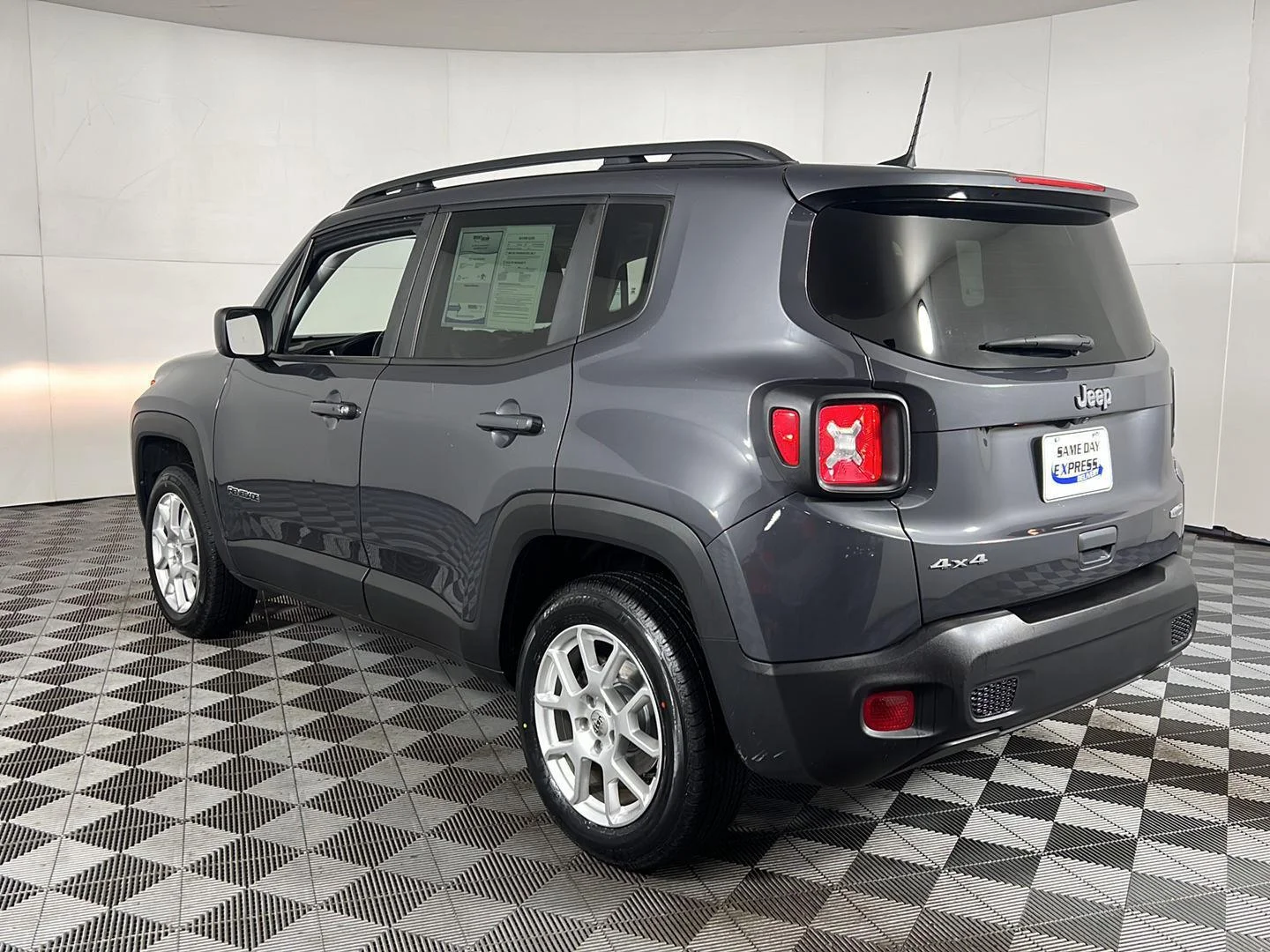 Used 2022 Graphite Gray Jeep Latitude image 7