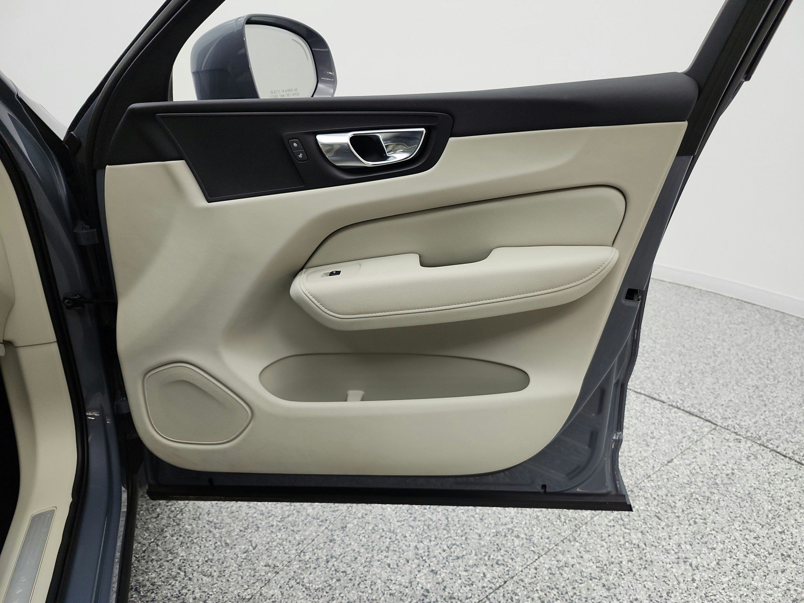 Used 2022 Thunder Grey Metallic Volvo Momentum image 20
