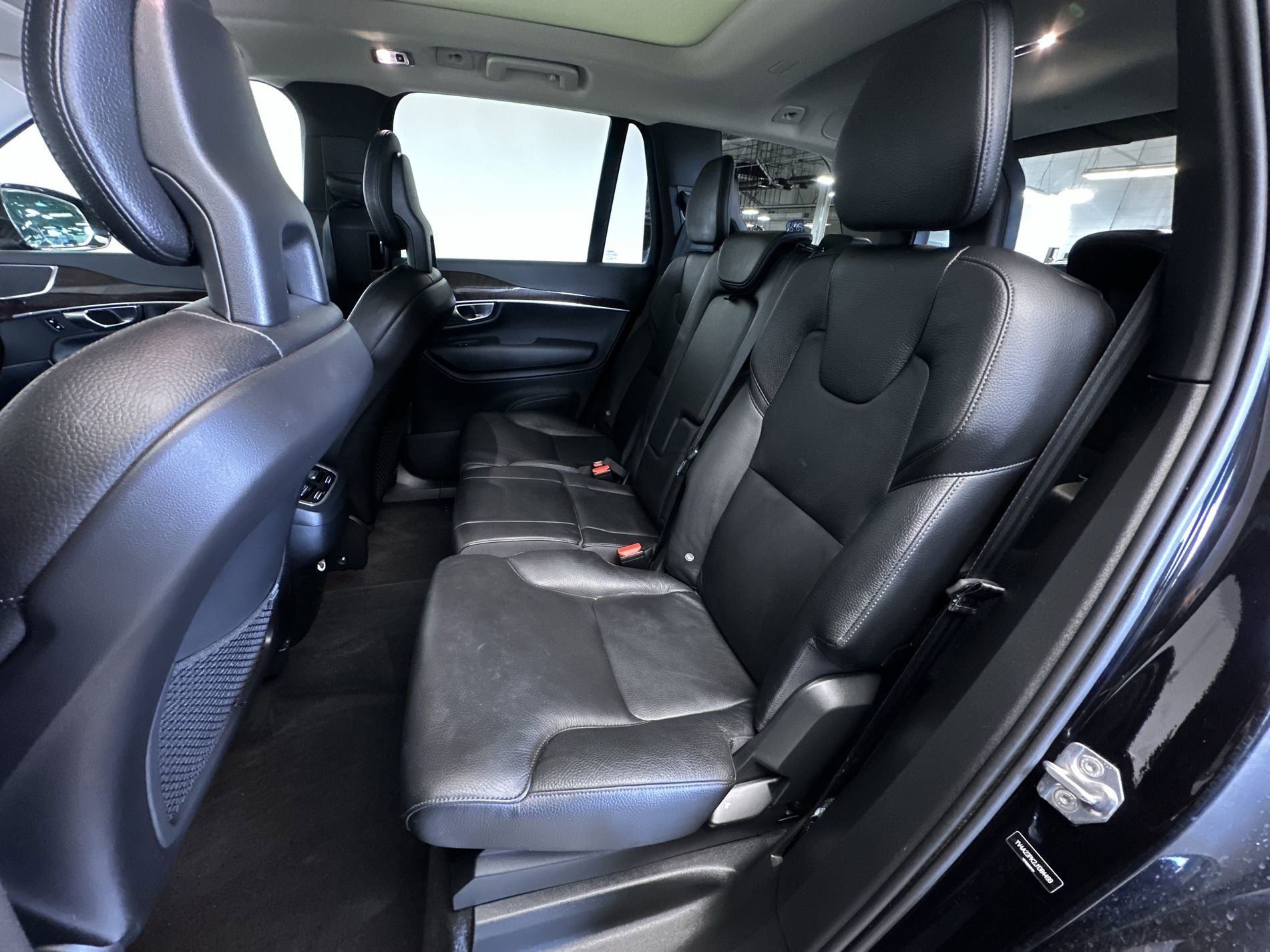 Used 2018 Onyx Black Metallic Volvo Momentum image 23