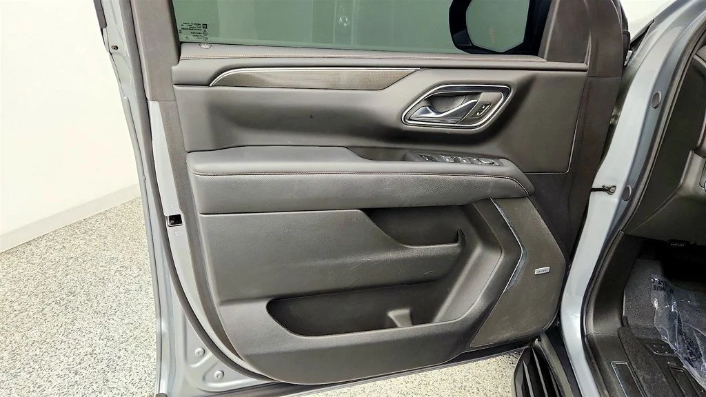 Used 2024 Sterling Metallic GMC 4WD 4dr AT4 image 11