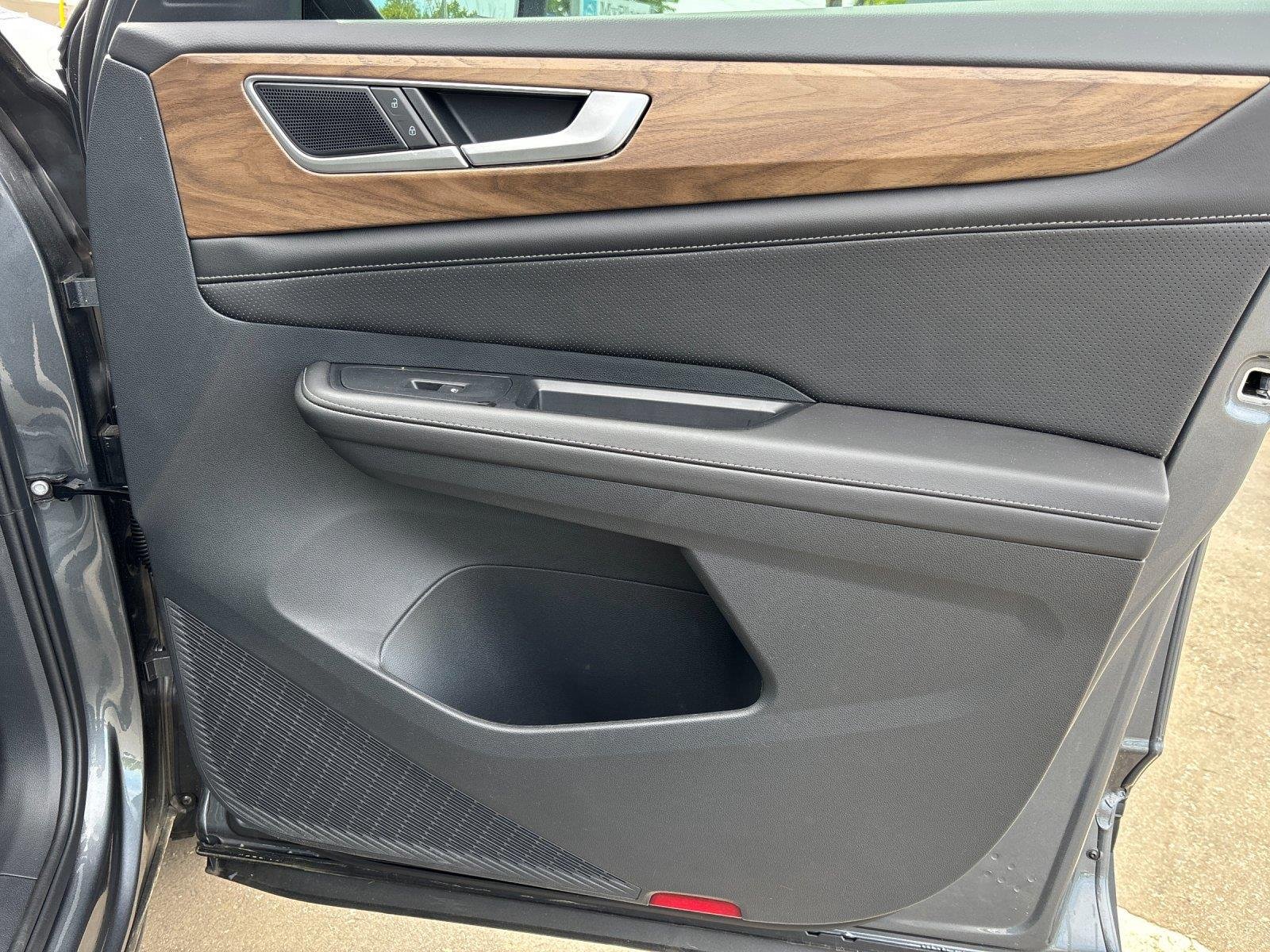 2025 Volkswagen Atlas SE w/Tech - Photo 39