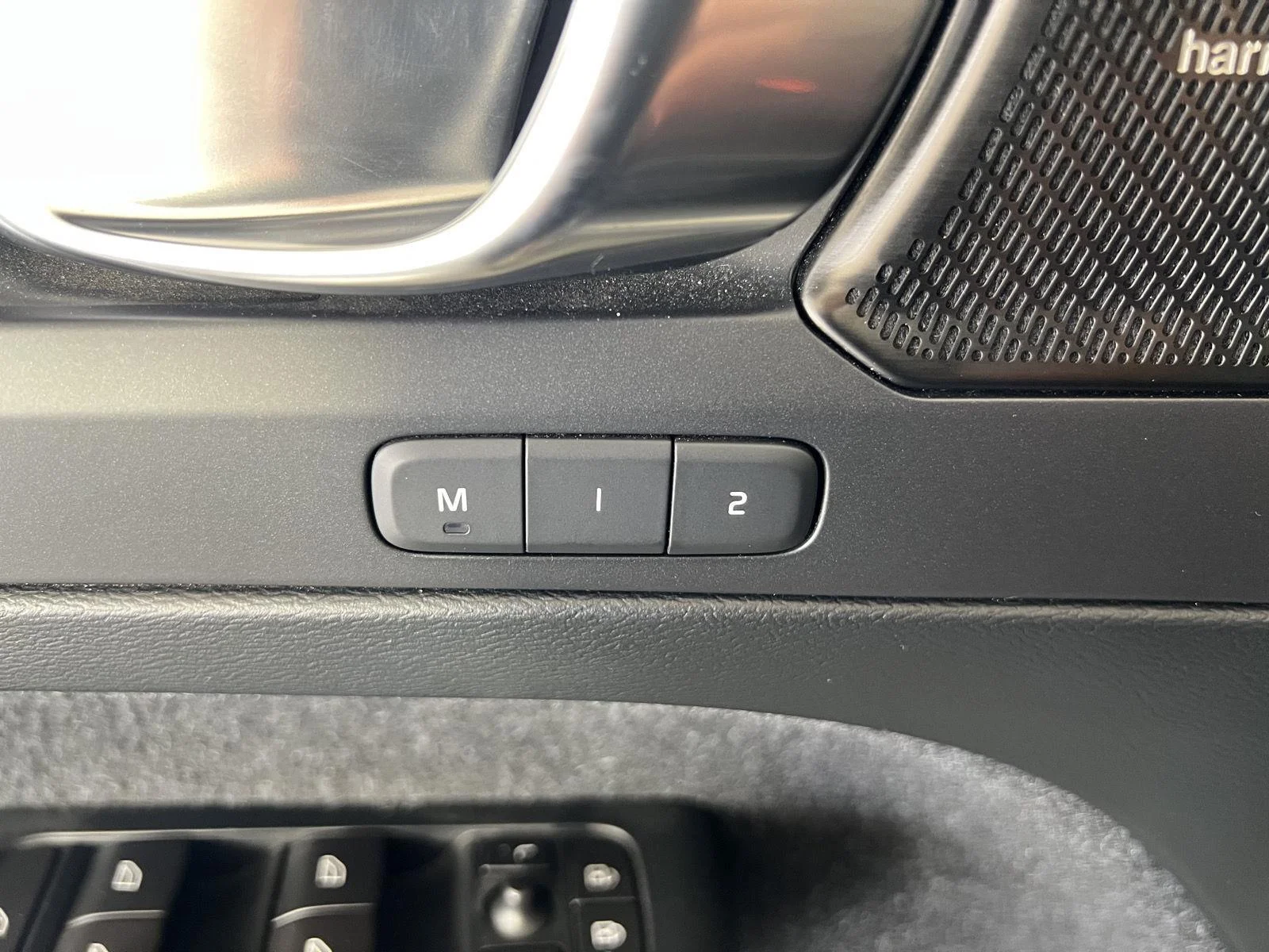Used 2019 Gy Volvo R-Design image 14