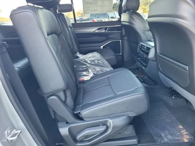 New 2026 Silver-Zynith Exterior Paint Jeep Limited Reserve image 15