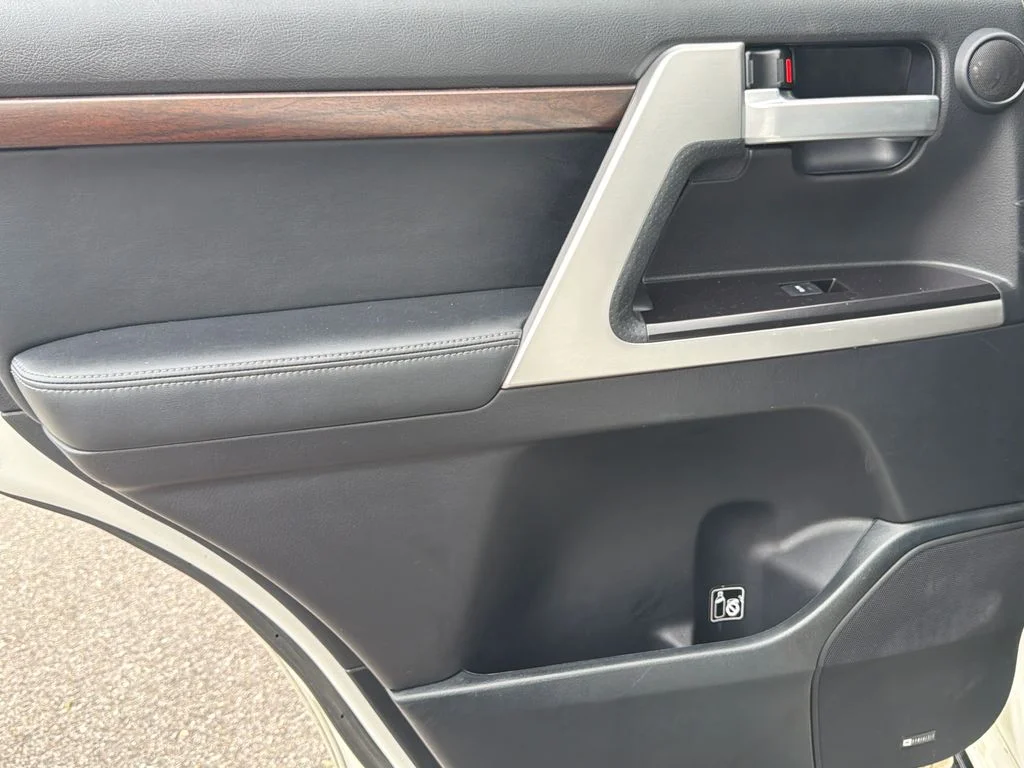 Used 2018 Blizzard Pearl Toyota  image 33